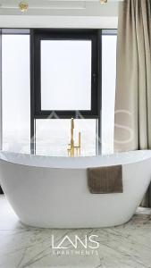 Ванна кімната в Lans Apartments Hanza Tower Pool Jacuzzi