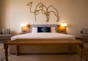 um quarto com uma cama grande e 2 cadeiras em Liwa Hotel em Mezairaa