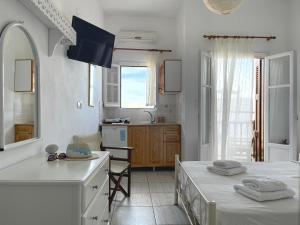 Postel nebo postele na pokoji v ubytování Evdokia's Rooms (Chora)