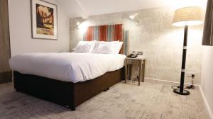 Postel nebo postele na pokoji v ubytování DoubleTree by Hilton York