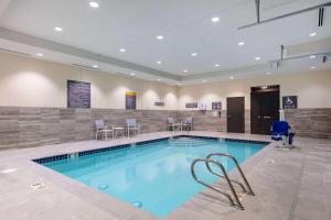 a large swimming pool in a hotel room at La Quinta Inn & Suites by Wyndham Centralia in Centralia