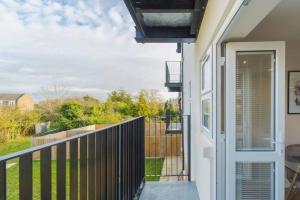 d'un balcon avec une porte et une vue sur la cour. dans l'établissement Stylish Windsor Getaway w/ Balcony - Free Parking, à Windsor