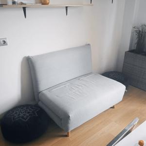 eine Couch in einem Zimmer mit zwei Ottomanen in der Unterkunft GALLERY & Wifi in Navarrete