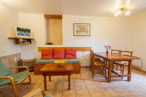 sala de estar con sofá y mesa en Lou Penequet a charming Mas in Provence with shared pool countryside en Flayosc