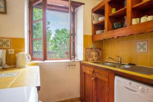 cocina con fregadero y ventana en Lou Penequet a charming Mas in Provence with shared pool countryside en Flayosc