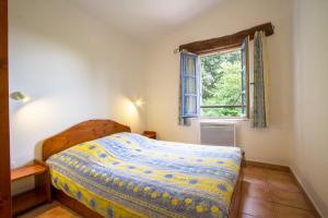 Habitación pequeña con cama y ventana en Lou Penequet a charming Mas in Provence with shared pool countryside en Flayosc