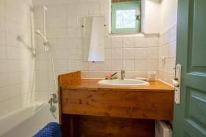 uma casa de banho com um lavatório de madeira e uma banheira em Lou Penequet a charming Mas in Provence with shared pool countryside em Flayosc