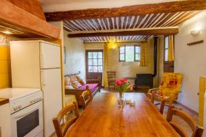 Dapur atau dapur kecil di Les Messugues typical Provencal farmhouse with shared pool nature peace