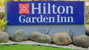 een bord voor de hilson garden inn bij Hilton Garden Inn Panama City Downtown, Panama in Panama-Stad