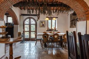 cocina y comedor con mesa y sillas en Reggioli- Appartamento Erborista, en Gaiole in Chianti