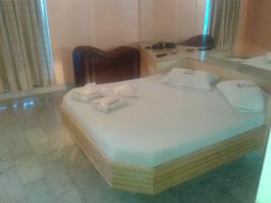 Una cama con toallas en una habitación en Motel Comodoro (Adult Only) en Río de Janeiro