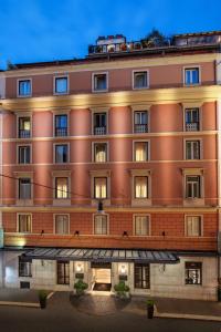 羅馬的住宿－Hotel Diana Roof Garden，一座红色的大建筑,设有窗户