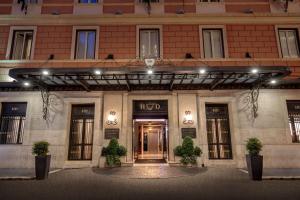 un ingresso dell'hotel con un edificio illuminato di Hotel Diana Roof Garden a Roma