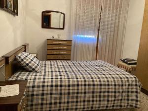 1 dormitorio con cama, tocador y espejo en Fuendejalón, en Fuendejalón