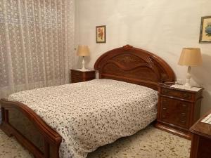 1 dormitorio con 1 cama de madera y 2 mesitas de noche en Fuendejalón, en Fuendejalón