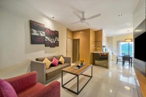 un salon avec un canapé et une table dans l'établissement SGI Vacation Club Villa @ Damai Laut Holiday Resort, à Lumut