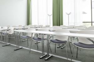 una sala conferenze con tavoli e sedie bianchi di Best Western Plus Park City Malmö a Malmö