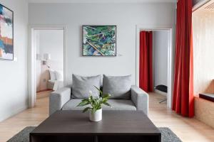 Best Western Plus Park City Hammarby Sjöstad في ستوكهولم: غرفة معيشة مع أريكة وطاولة