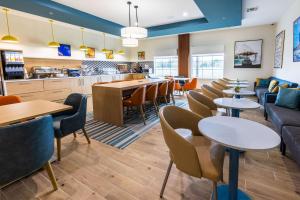 a restaurant with tables and chairs and a counter at Comfort Inn & Suites New Iberia - Avery Island in New Iberia