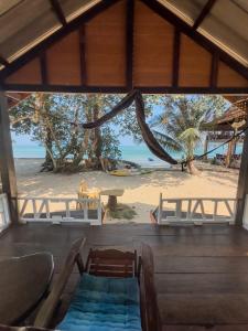 コー・チャン・ラノーンにあるFull Moon Bungalow Resort Koh Chang Ranongの建物内側から海岸を望む