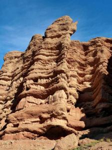 eine Felsformation in der Wüste gegen einen blauen Himmel in der Unterkunft Dar Essalama Dades in Akhendachou nʼAït Ouffi