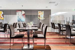 - une salle à manger avec une table et des chaises dans l'établissement Best Western Plus Park Globetrotter Copenhagen Airport, à Copenhague