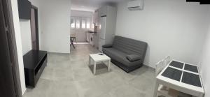 馬拉加的住宿－Apartamento Tejares 2B，客厅配有沙发和桌子