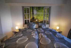 Schlafzimmer mit einem Bett und Waldblick in der Unterkunft Ferienhaus Eichenhof 35648 in Uplengen