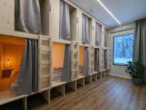 Arctic Nest في Kotila: غرفة مليئة بالكثير من الأسرة بطابقين