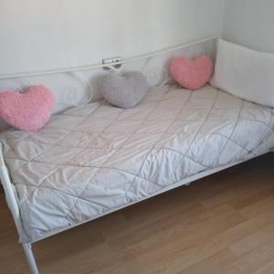 Una cama con tres corazones en una habitación en GALLERY & Wifi, en Navarrete