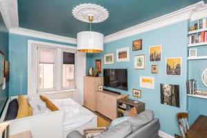sala de estar con sofá y TV en Pass the Keys Trendy Historic flat sleeps 4 to 6 near Leith Shore, en Edimburgo