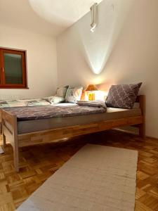 En eller flere senge i et værelse på Apartman “MOON”