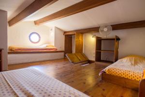 een slaapkamer met 2 bedden en een raam bij L'Oubradou Mas de charme shared pool in Provence nature and calm in Flayosc