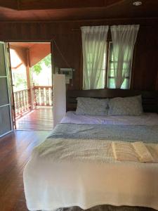 een slaapkamer met een bed met twee handdoeken erop bij Bungalow in the jungle in Salad Beach