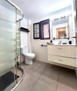 W łazience znajduje się toaleta, umywalka i prysznic. w obiekcie Agua Marina w mieście Playa Honda
