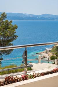 einen Balkon mit Meerblick in der Unterkunft Villa Jolara With Pool - Deluxe Suite 6 in Mimice