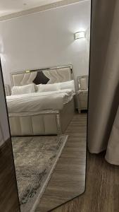 um reflexo de espelho de uma cama num quarto em شقة ب الحمراء بدخول ذاتي em Riyadh