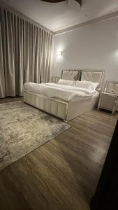 En eller flere senge i et værelse på شقة ب الحمراء بدخول ذاتي