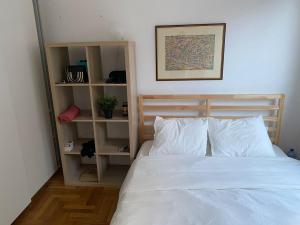 Postel nebo postele na pokoji v ubytování Rockville House Nomad Apartment