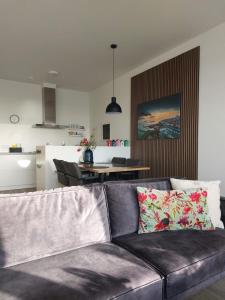 uma sala de estar com um sofá e uma mesa em The Ruyter apartment em Vlissingen