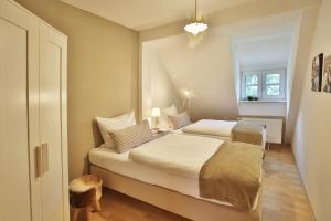 niewielka sypialnia z 2 łóżkami i oknem w obiekcie Ökonomiehof w mieście Lichtenfels
