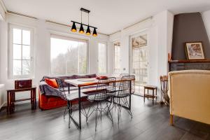 - un salon avec une table et des chaises dans l'établissement Spacious Villa w Garden Fireplace in Sapanca, à Sapanca