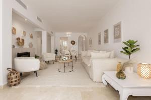 un soggiorno bianco con divano bianco e tavolo di Gorgeous renovated Apt near golf and sea RDR373 a Marbella