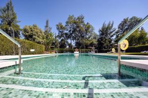 Una donna sta in piedi in una piscina di Gorgeous renovated Apt near golf and sea RDR373 a Marbella
