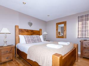 ein Schlafzimmer mit einem Bett mit zwei Handtüchern darauf in der Unterkunft Pass the Keys Stylish Garden cottage in Wells, Somerset in Wells