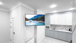 een tv aan een muur in een keuken bij The Perfect and Luxury Apartment at Avrram Iancu in Chişinău