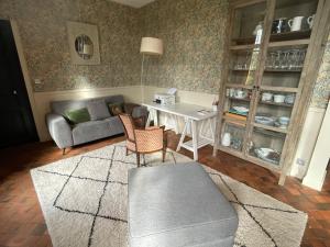 uma sala de estar com um sofá e uma mesa em Suite près de Chambord em Saint Laurent Nouan