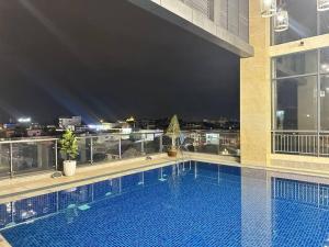 New Modern Luxury Suite Apartment At The Heart of Vientiane tesisinde veya buraya yakın yüzme havuzu