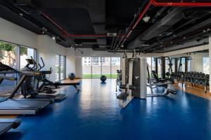 un gimnasio con varias cintas de correr y máquinas cardiovasculares en Burj Khalifa View 2BR Spacious Bellevue Tower en Dubái