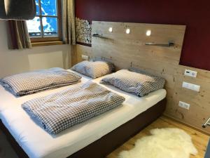 Postel nebo postele na pokoji v ubytování Almchalet Zillertal